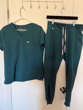 FIGS Caribbean Blue Catarina, Natal (L), Rafaela (S) and Zamora Jogger Pants (M)